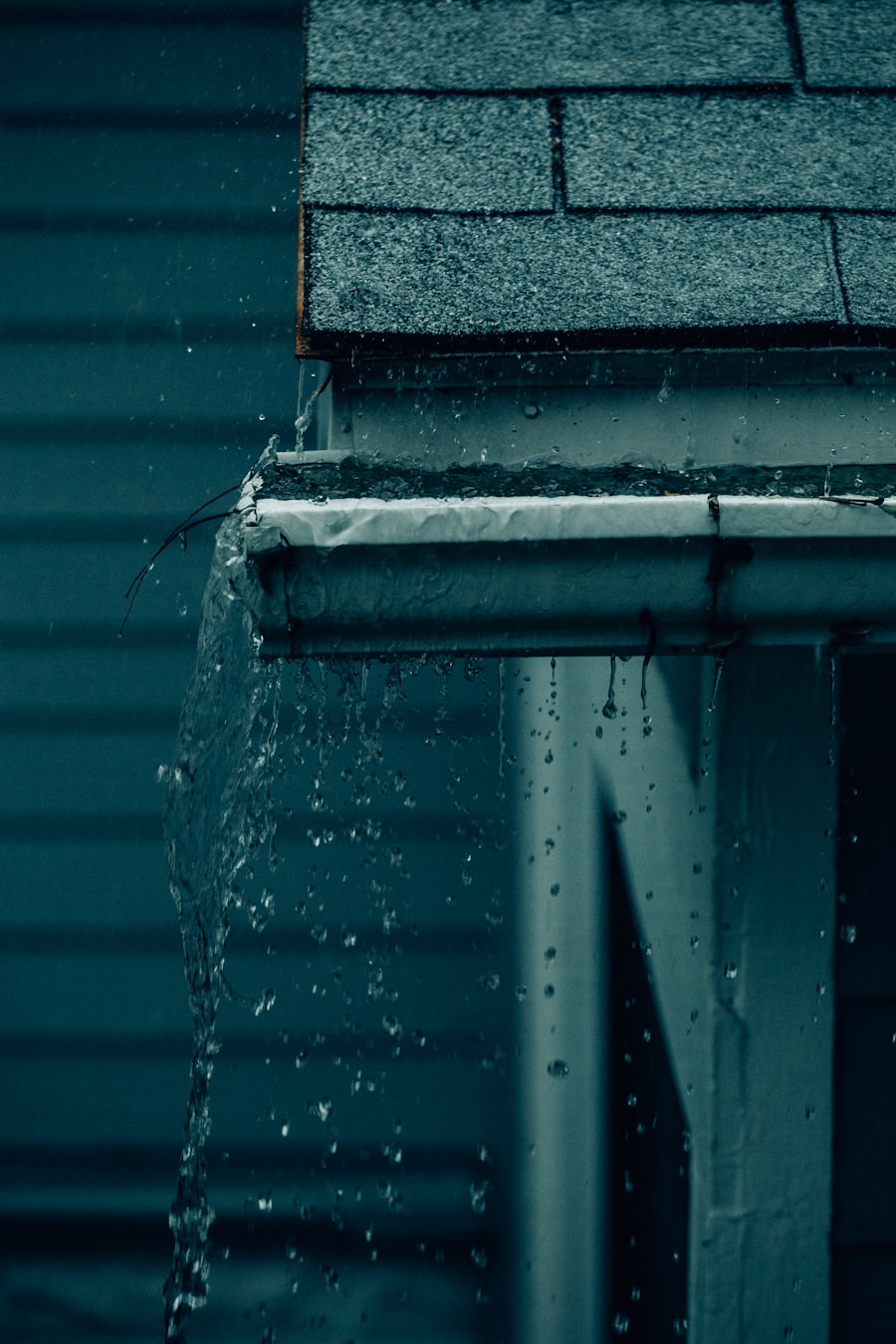 Bajada de aguas lluvias descargando agua junto a una casa, bajadas de aguas lluvias en Chillán