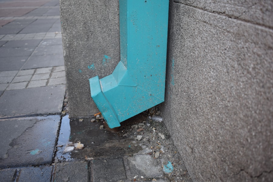 Bajada de PVC de color sobre un muro de hormigón, canaletas de PVC en Chillán
