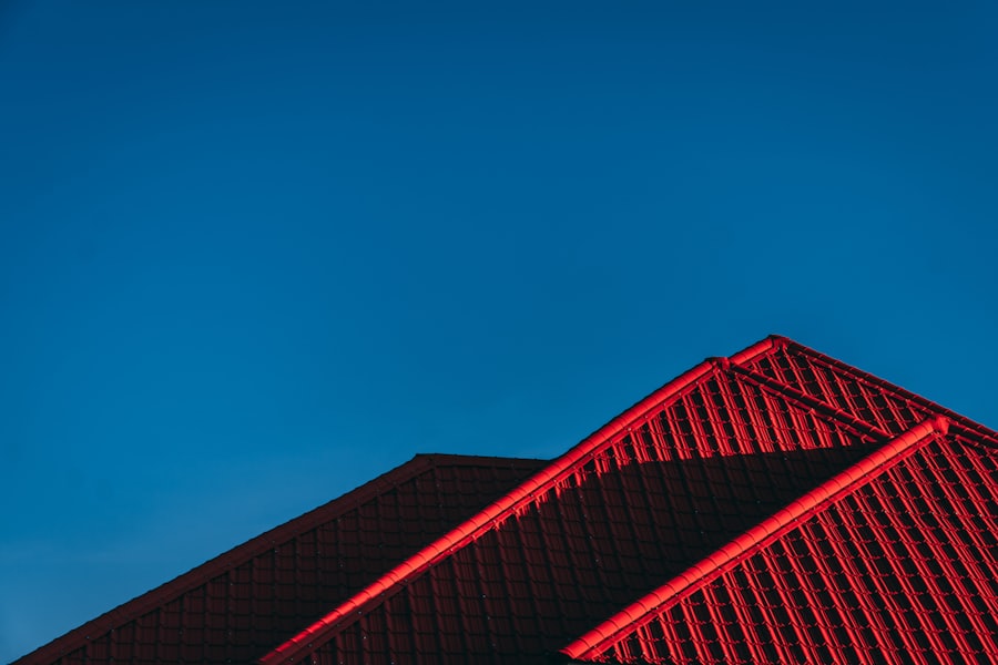 Techo nuevo de zinc prepintado rojo contra el cielo, instalación de techumbre de zinc en Concepción
